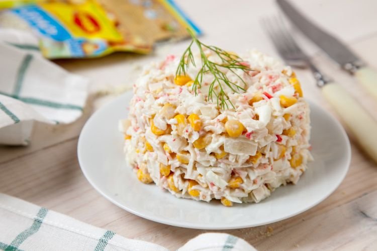Salat mit Hering und Krabbenstäbchen