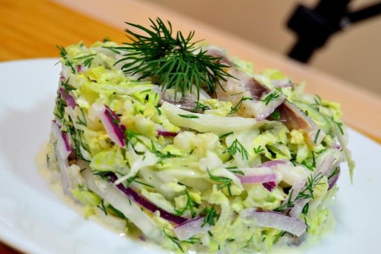 Heringssalat mit Chinakohl und Käse