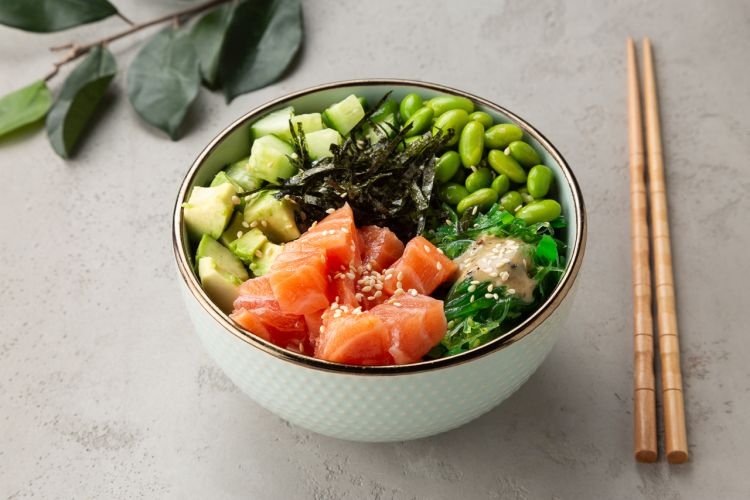Poke mit Lachs und Edamame-Bohnen