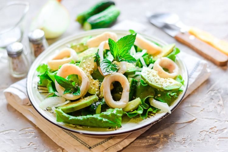 Poke mit Tintenfisch und grünem Buchweizen
