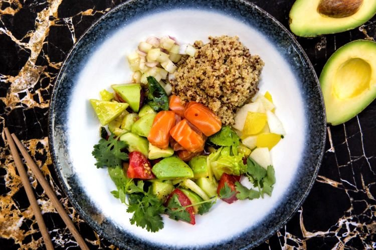 Poke mit Quinoa und Lachs