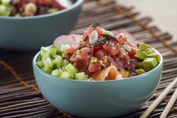 Poke mit Thunfisch und grünen Erbsen