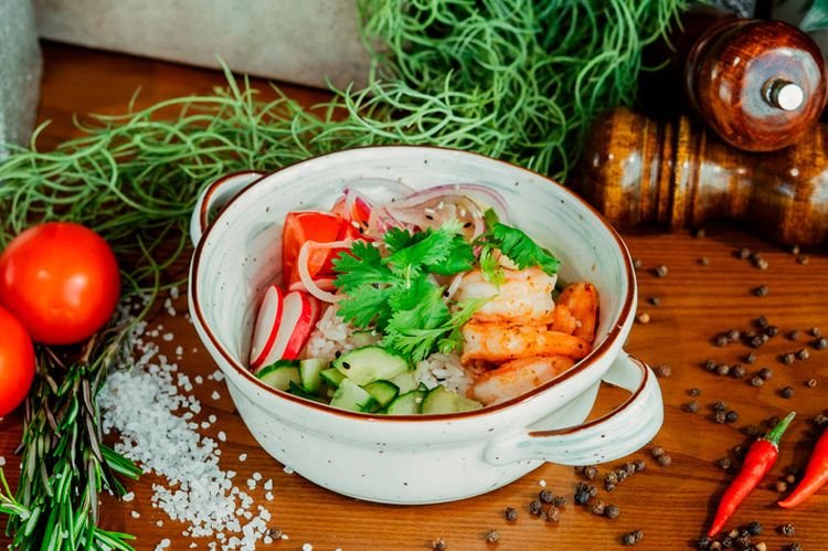 Poke mit Garnelen und Radieschen