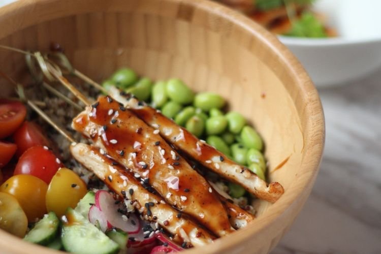 Poke mit Huhn und Gemüse