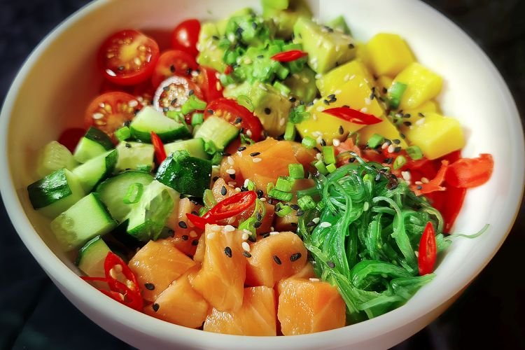 Poke mit Mango und Avocado