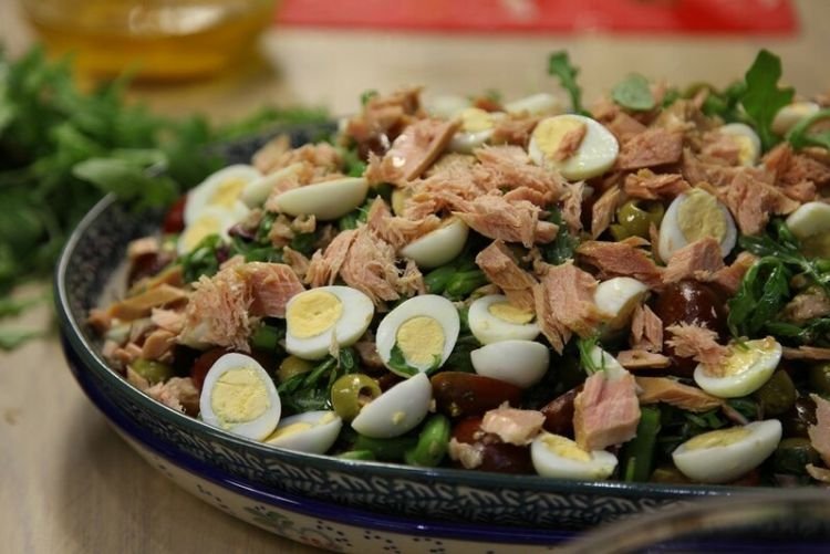 Salat mit Thunfisch und Seetang