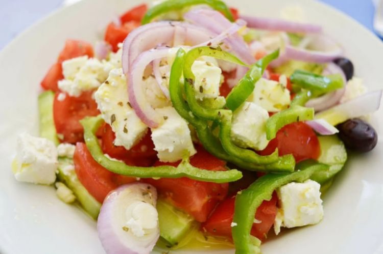 Gemüsesalat mit Feta