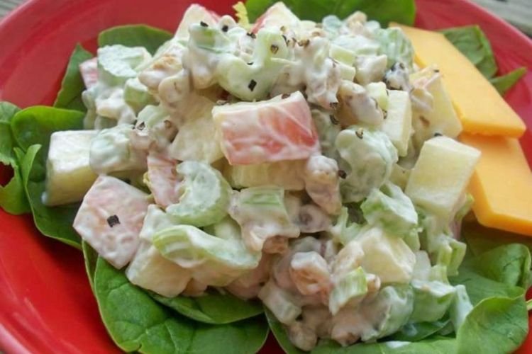 Salat mit Sellerie und Knäckebrot