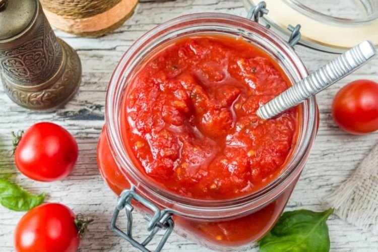 Salsa de tomate con ajo para pizza