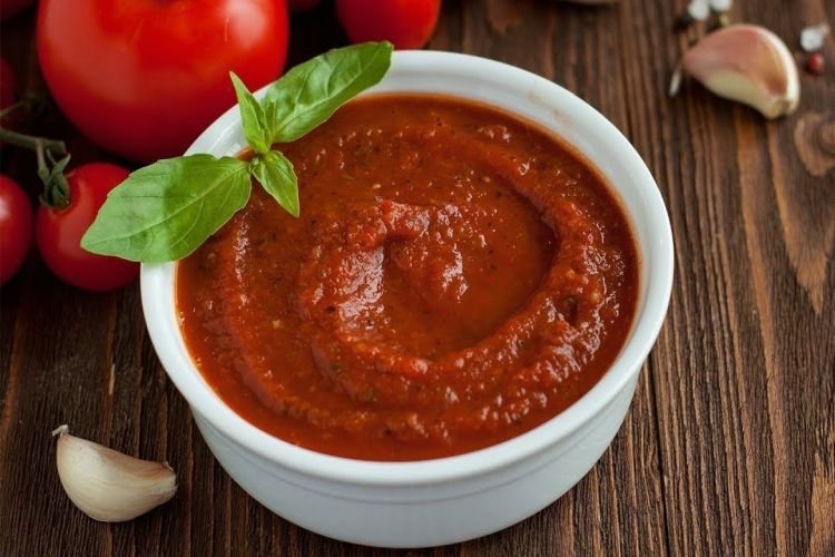 Salsa para pizza con albahaca fresca