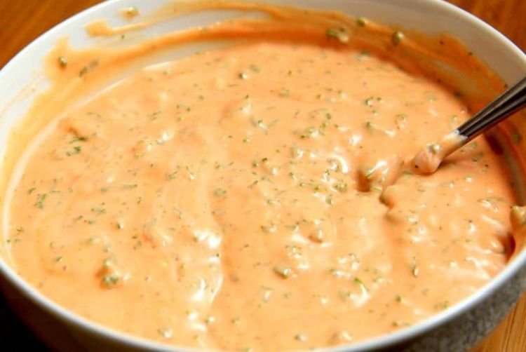 Salsa de crema agria y pasta de tomate