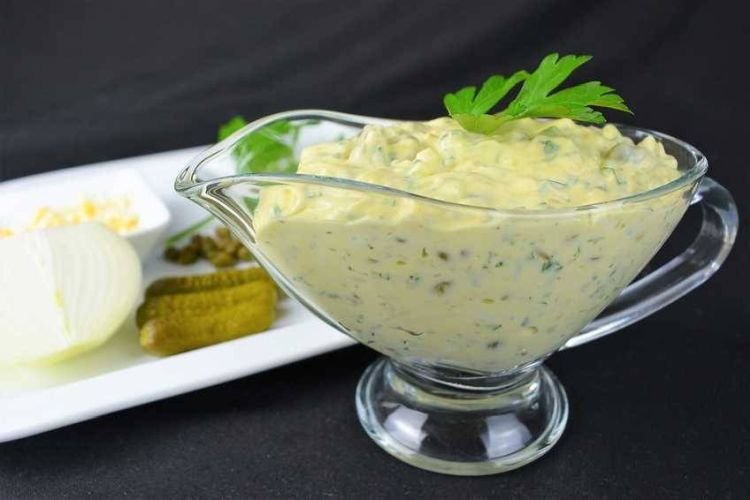 Salsa con pepinillos encurtidos