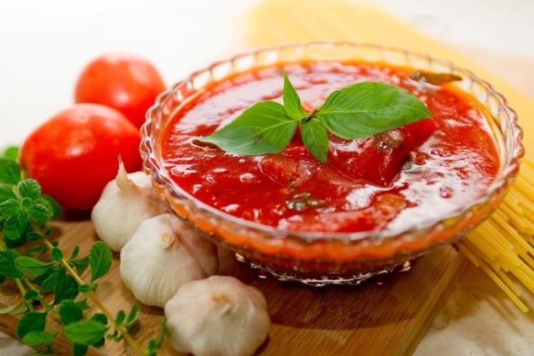 Salsa de tomate con cilantro para pizza