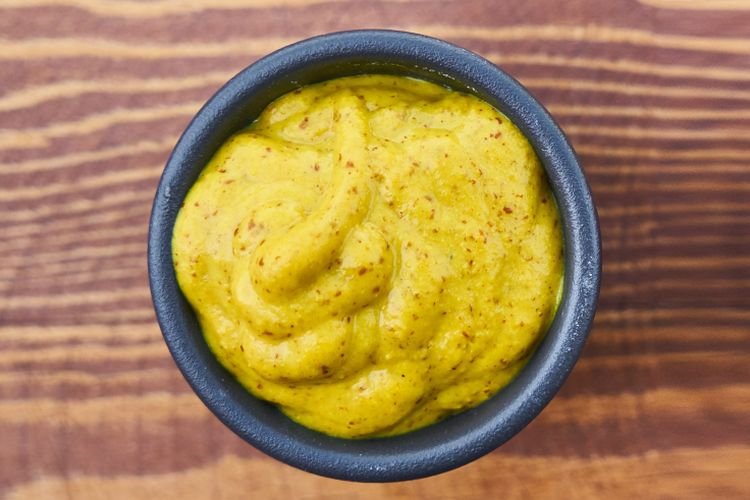 Salsa para pizza con yemas de huevo y mostaza