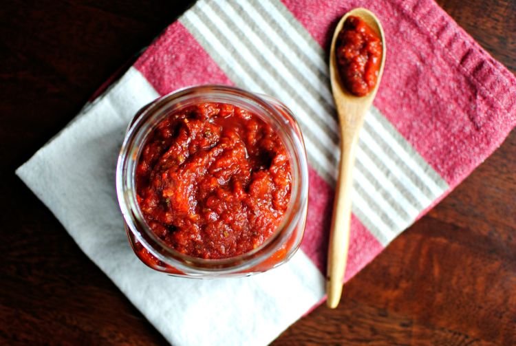 Salsa de tomate con apio y vino