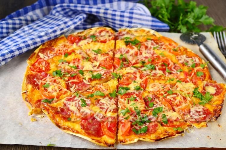 Lavash-Pizza mit Ei und Schinken