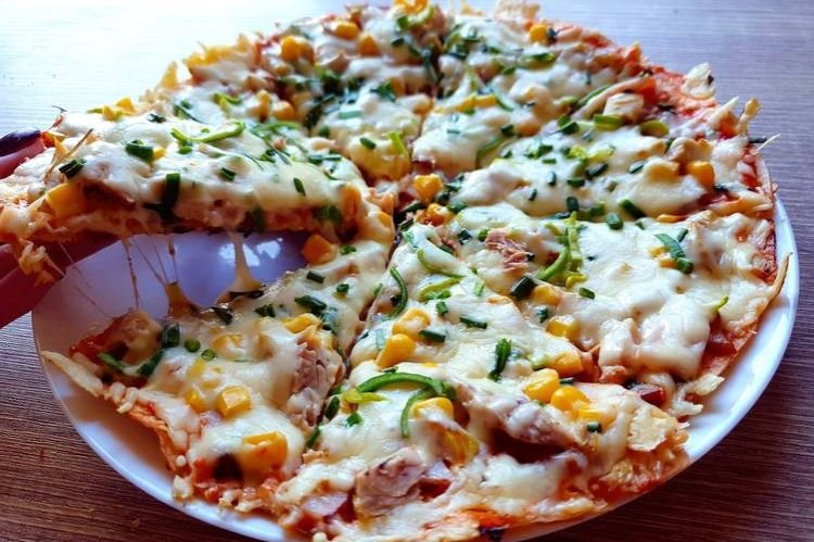 Lavash-Pizza mit Mais und Erbsen