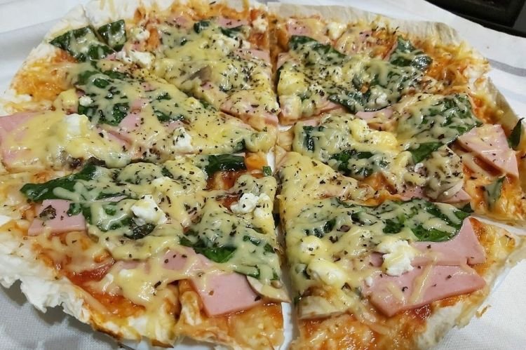 Lavash-Pizza mit Schinken und Ananas