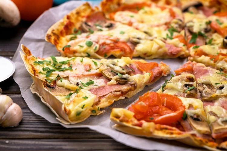 Lavash-Pizza mit Speck