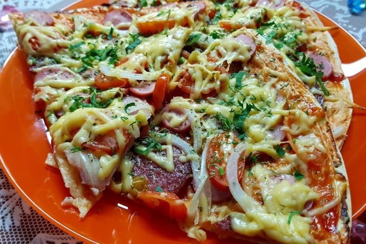 Lavash-Pizza mit Jägerwürstchen