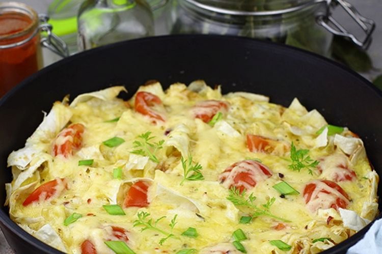Lavash-Pizza mit Ei und Milch