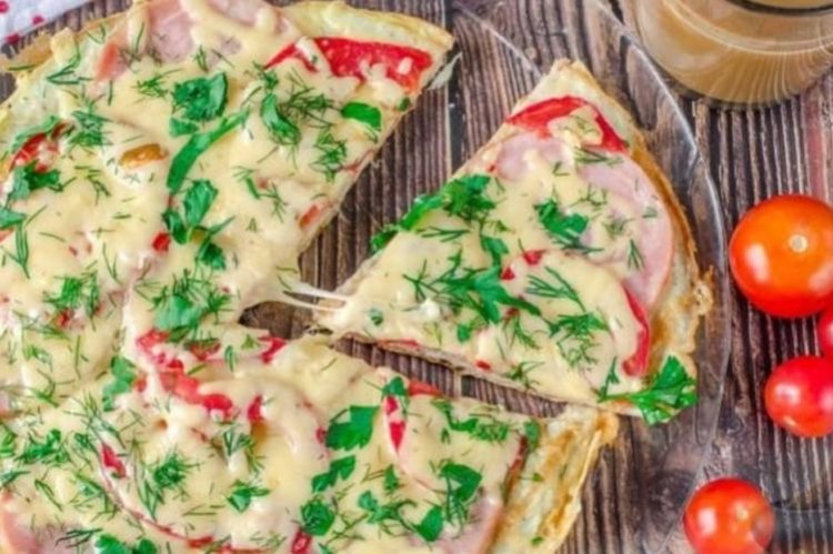 Lavash-Pizza mit Wurst