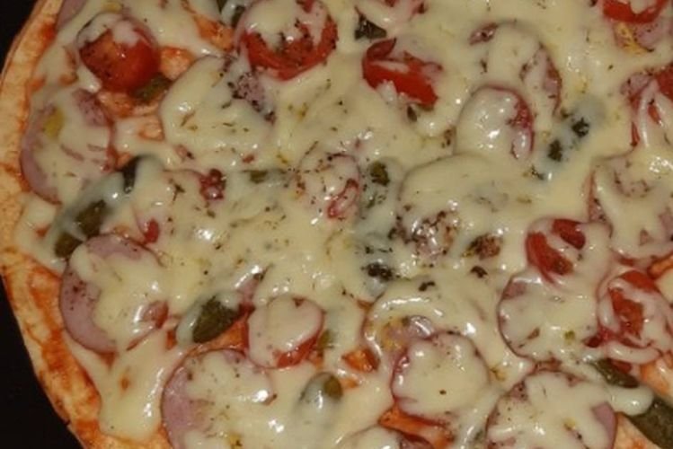 Lavash-Pizza mit Würstchen