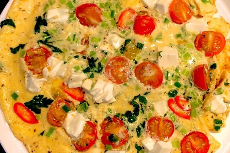 Lavash-Pizza mit Tomaten und Mozzarella