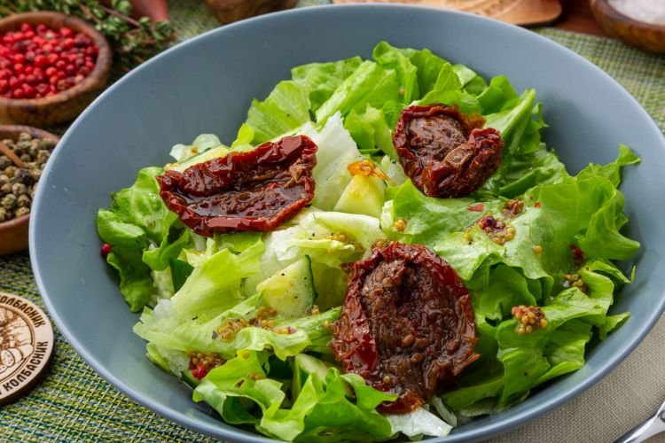 Salad with Sun-Dried Tomatoes and Zucchini