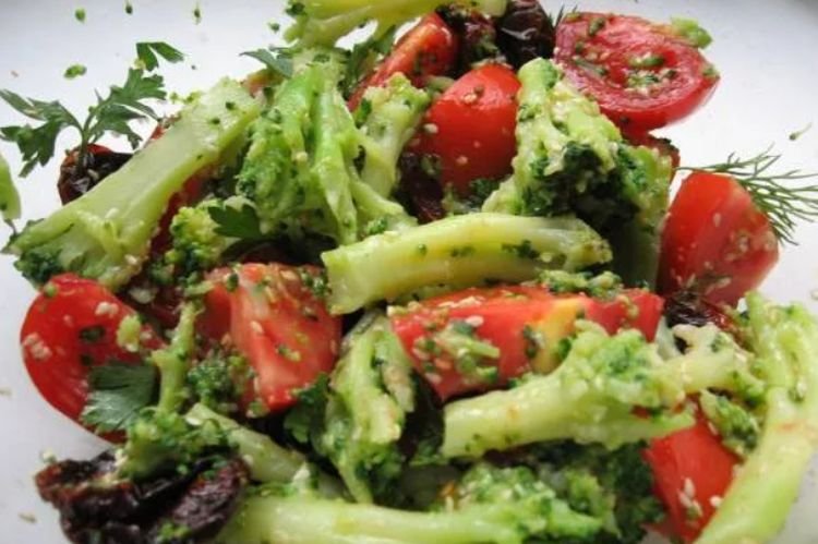 Salad with Sun-Dried Tomatoes and Broccoli