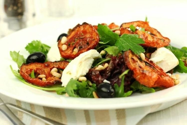 Salad with Sun-Dried Tomatoes and Bacon