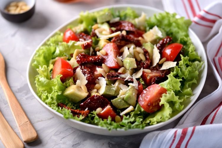 Salad with Avocado and Sun-Dried Tomatoes