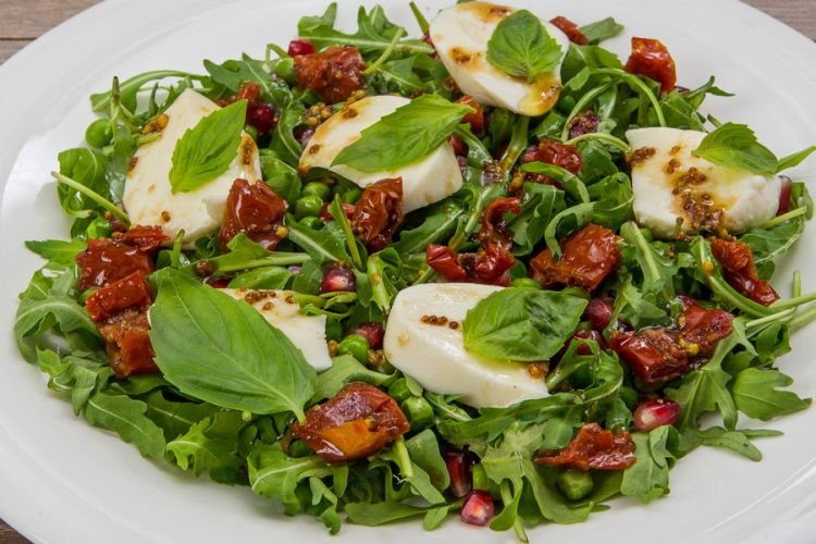 Salad with Sun-Dried Tomatoes and Mozzarella