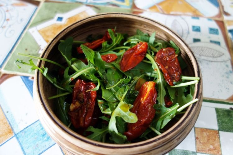 Salad with Sun-Dried Tomatoes and Arugula