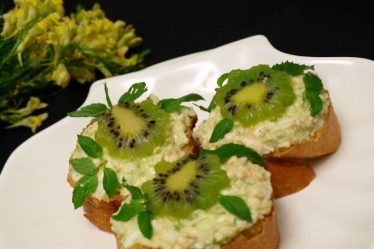 Cod Liver and Kiwi Sandwiches