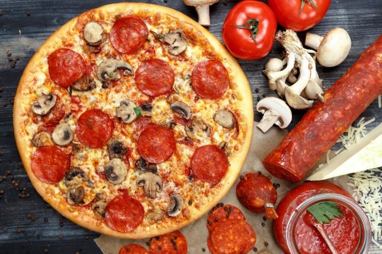 Salami-Pizza auf Kefir-Basis
