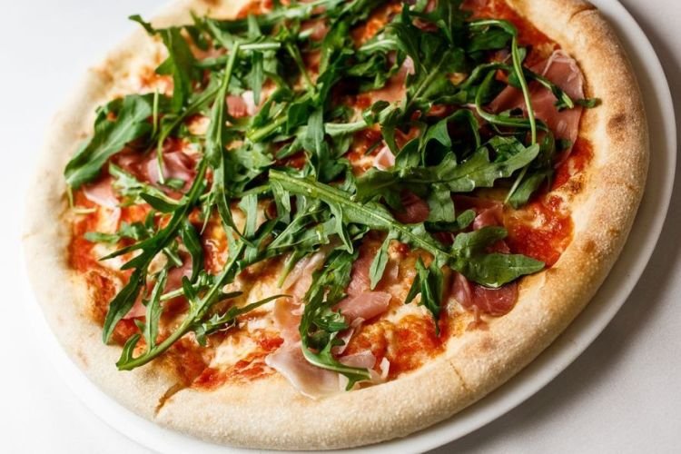 Pizza mit Wurst und Rucola