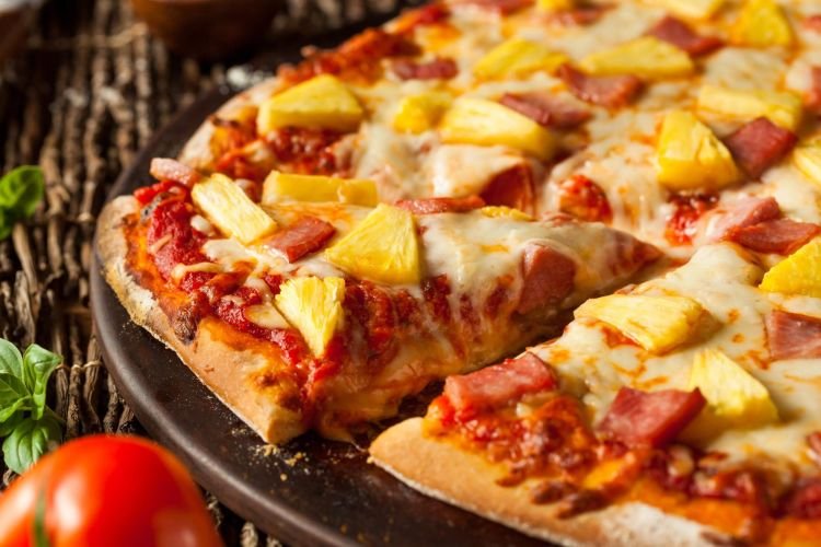 Pizza mit Wurst und Ananas