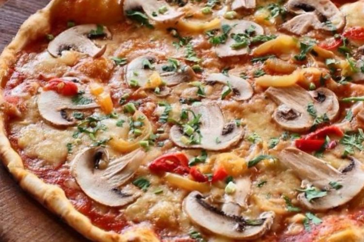 Pizza mit geräucherter Wurst und Champignons