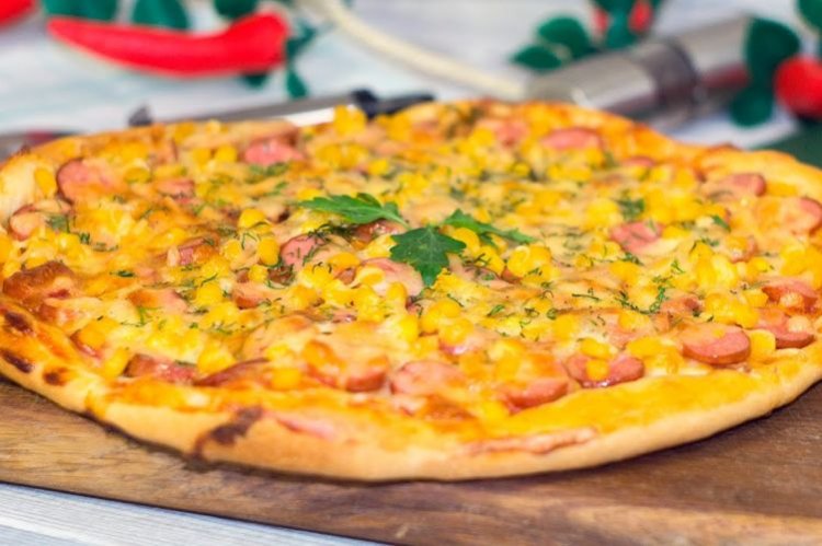Pizza mit Wurst und Mais