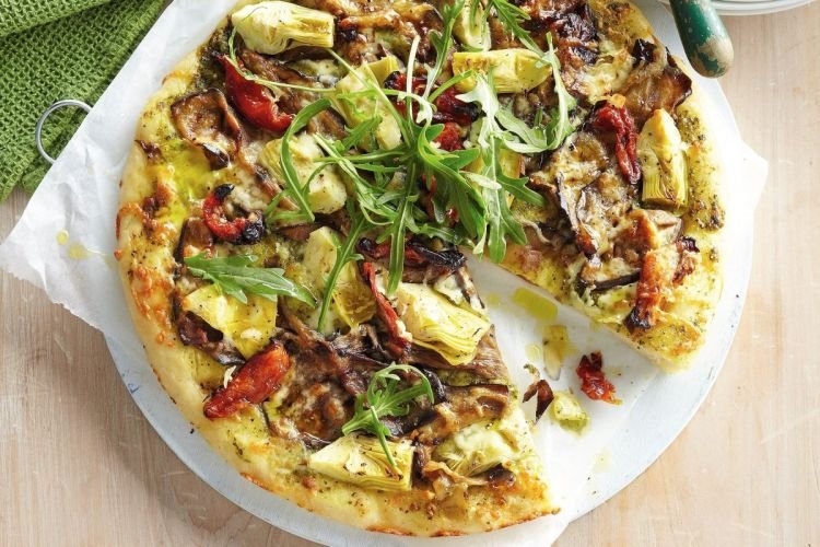 Pizza mit Salami und Artischocken