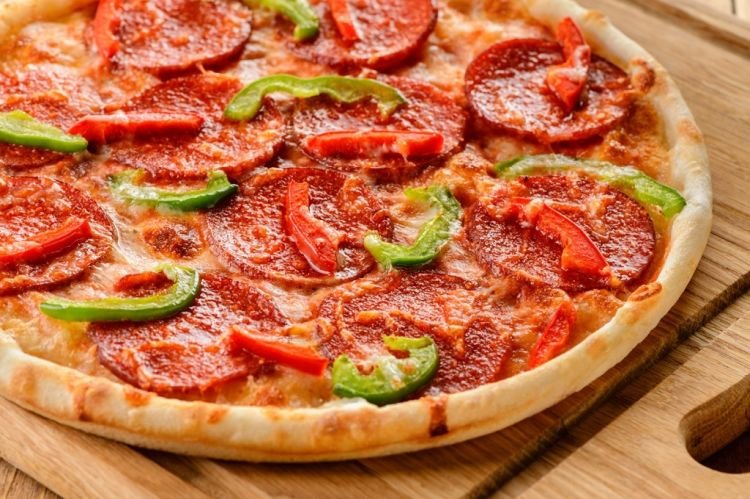 Scharfe Pizza mit Peperoni