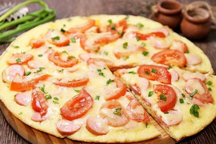 Pizza mit Wurst und Kirschtomaten in der Pfanne