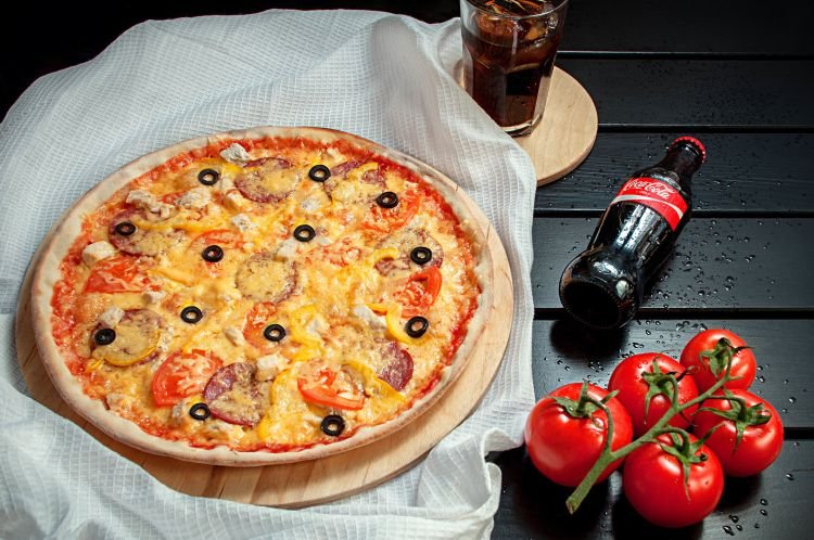 Pizza mit Wurst und Feta
