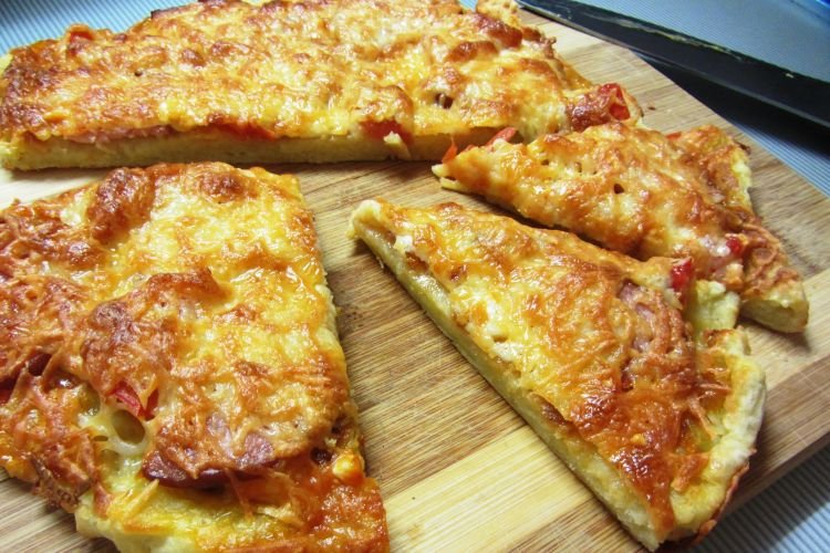 Pizza mit Wurst und Kartoffeln