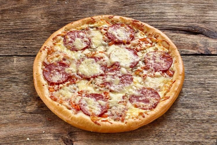 Pizza mit Wurst und Wurstkäse