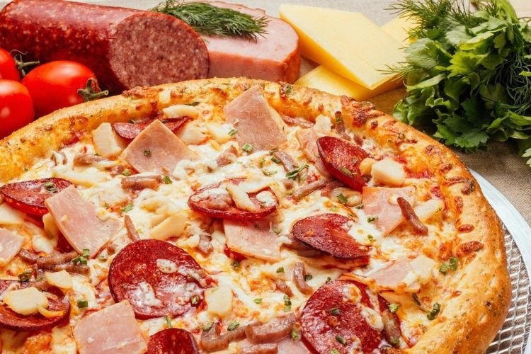 Pizza mit Wurst und Schinken