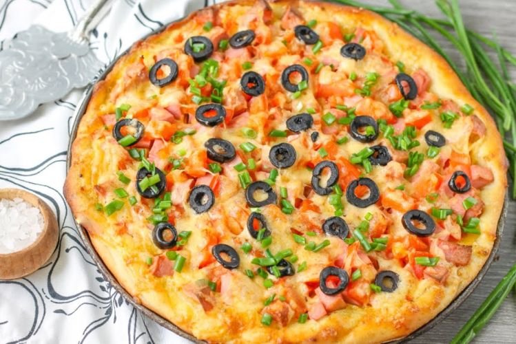 Pizza mit gekochter Wurst und Senf