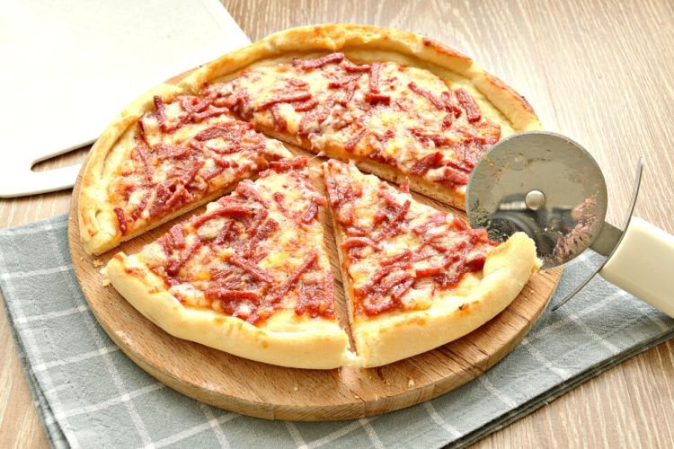 Pizza mit Wurst auf Hefeteig