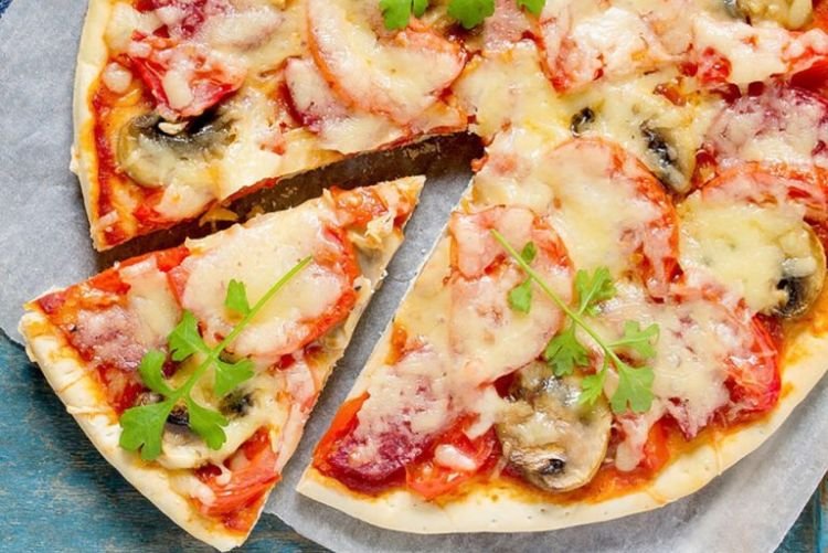 Pizza mit Wurst und eingelegten Pilzen